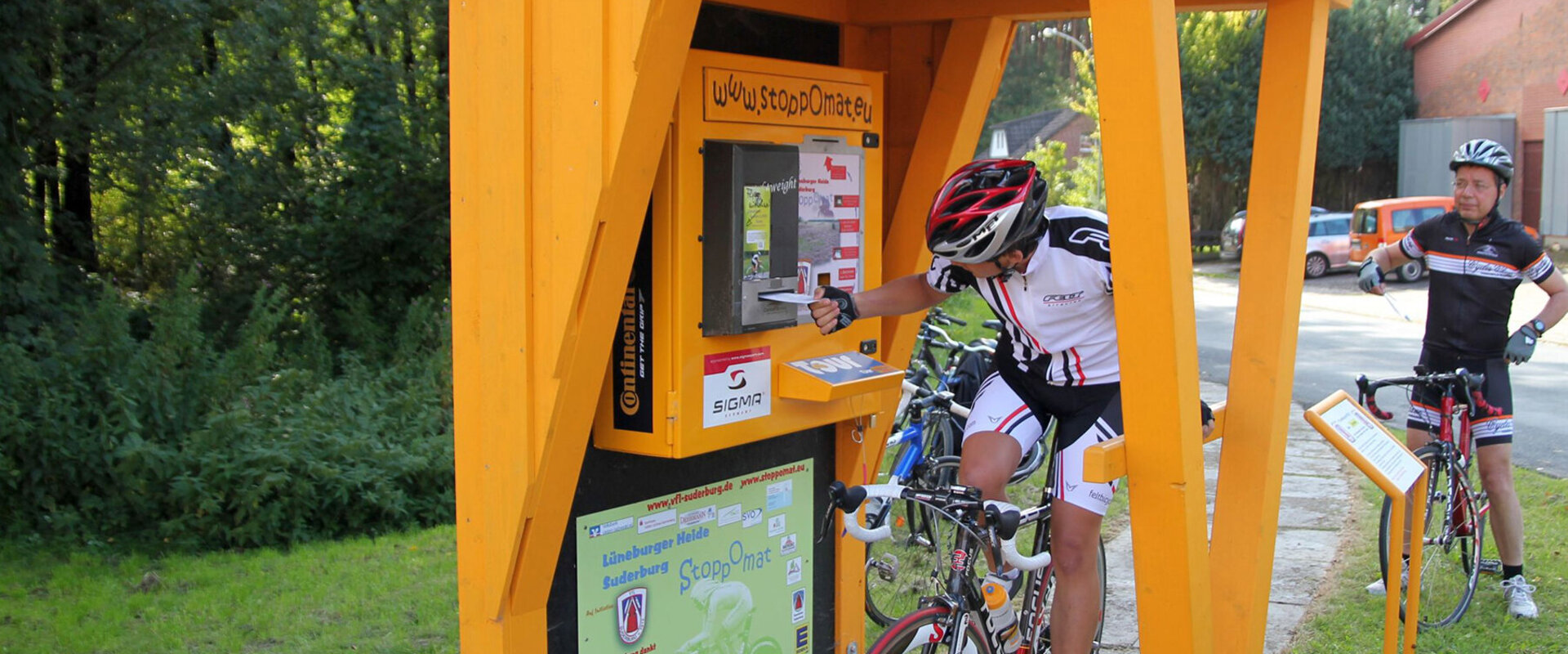 Zwei startbereite Rennradfahrer an der Stoppomat-Zeitmessanlage in Suderburg