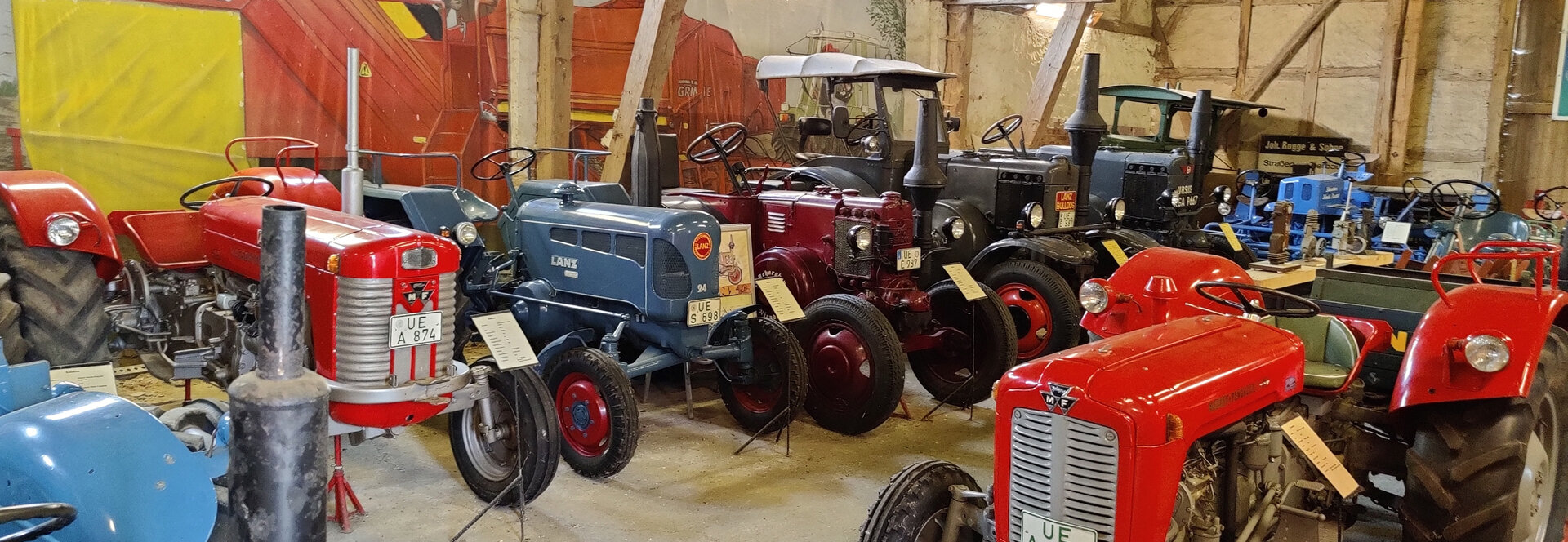 Blick in die Ausstellungshalle des Heimat- und Treckermuseums in Niendorf I mit duzenden alter Traktoren