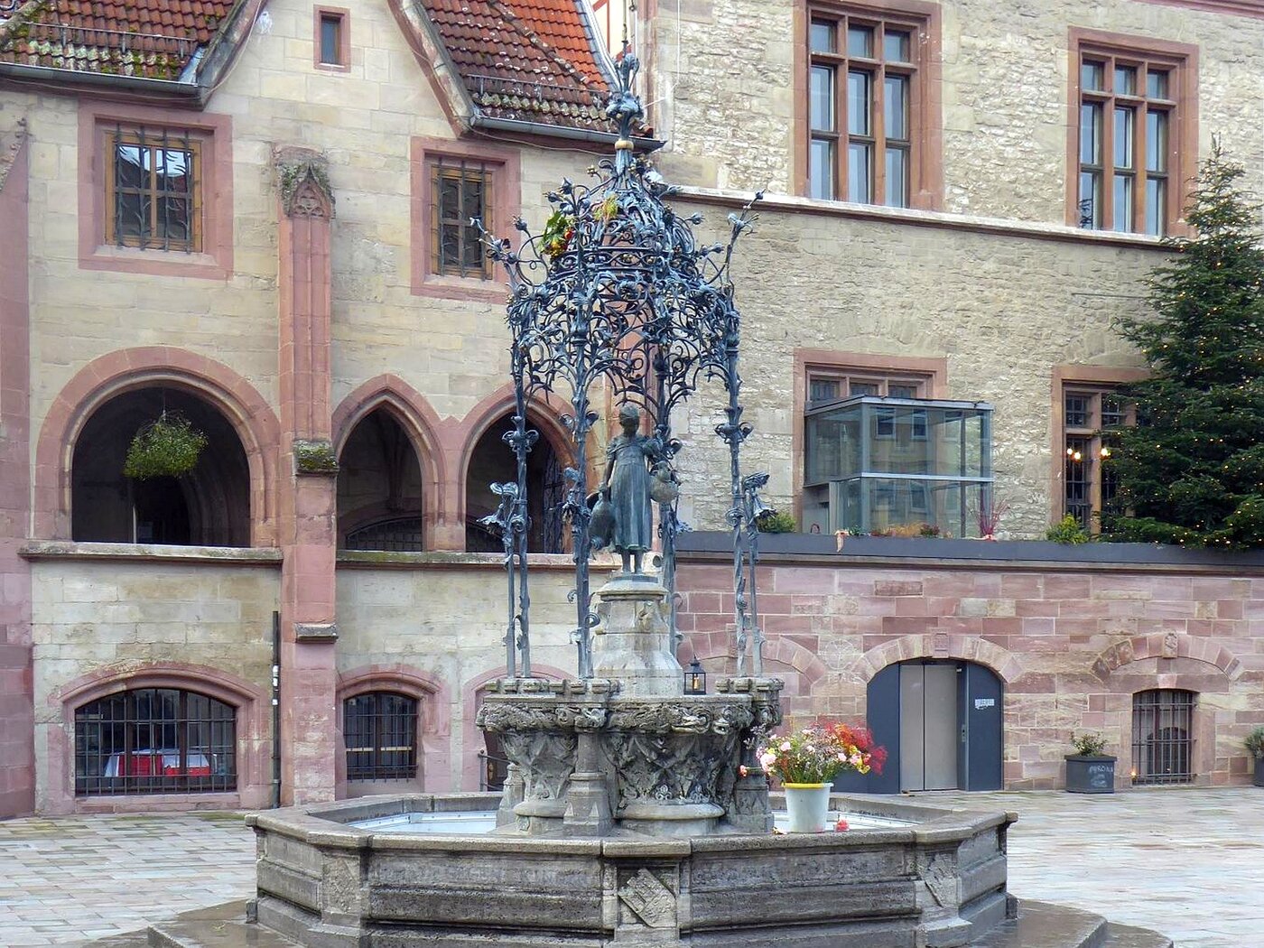 Gänselieselbrunnen in Göttingen (Markt), Blick von Osten, im Hintergrund das Alte Rathaus.