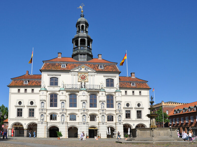 Der Marktplatz Lüneburg mit historischem Rathaus.
