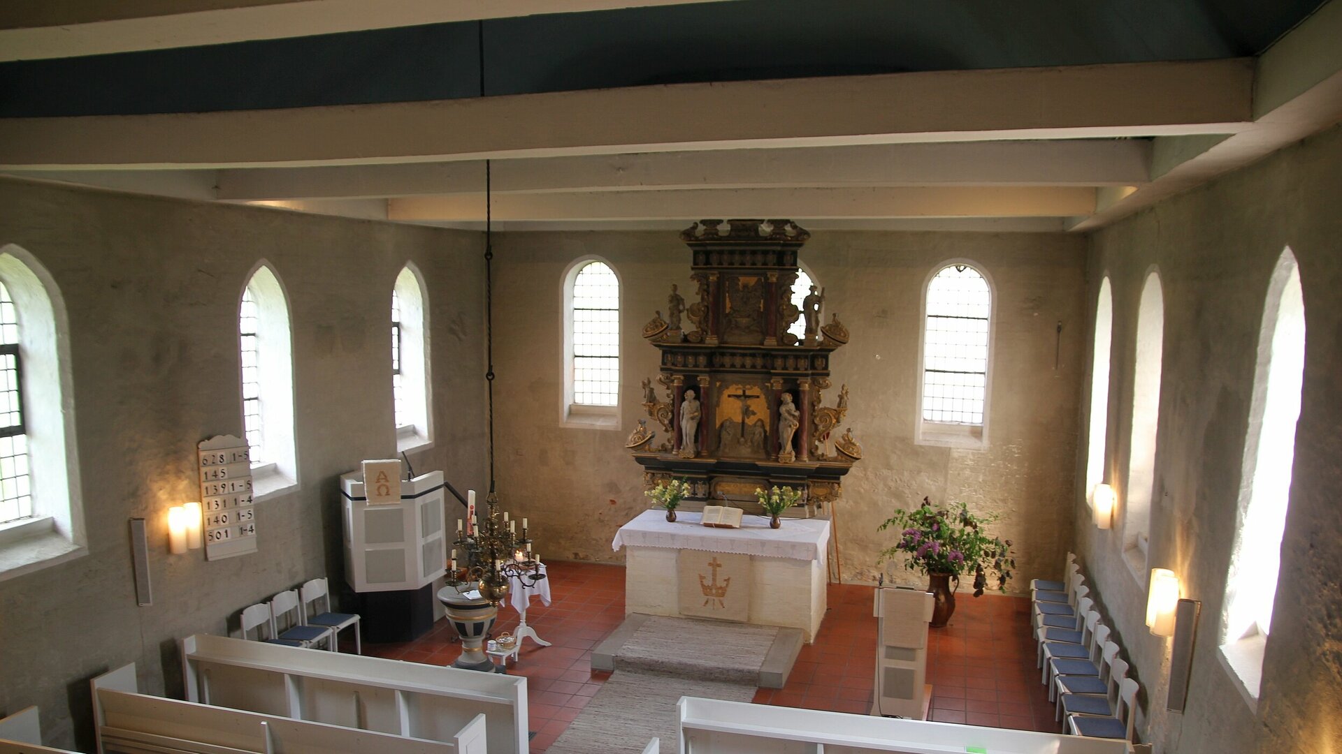 Blick in den Altarraum der St.-Georgs-Kirche in Baum und den 1656 von der Gutseigentümerfamilie Meding gestiften frühbarocken Altaraufsatz wurde aus Wesersandstein.