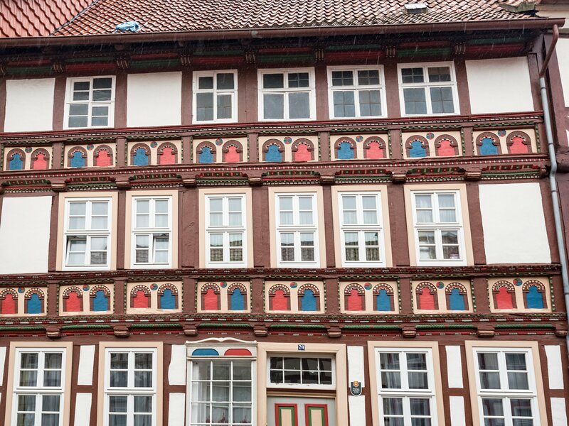 Bunte Fassade eines Fachwerkhauses in Duderstadt, Steinstraße 24.