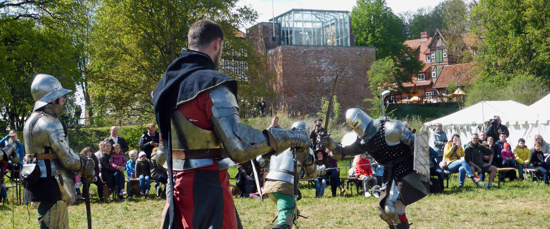 Kämpfende Ritter in Rüstungen auf dem mittelalterlichen Burgspektakel in Bad Bodenteich