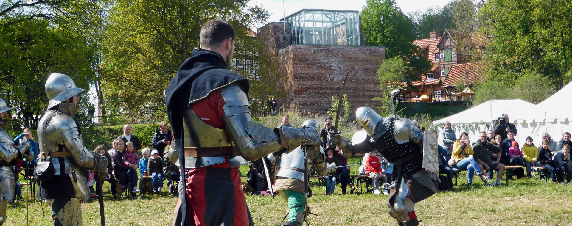 Kämpfende Ritter in Rüstungen auf dem mittelalterlichen Burgspektakel in Bad Bodenteich
