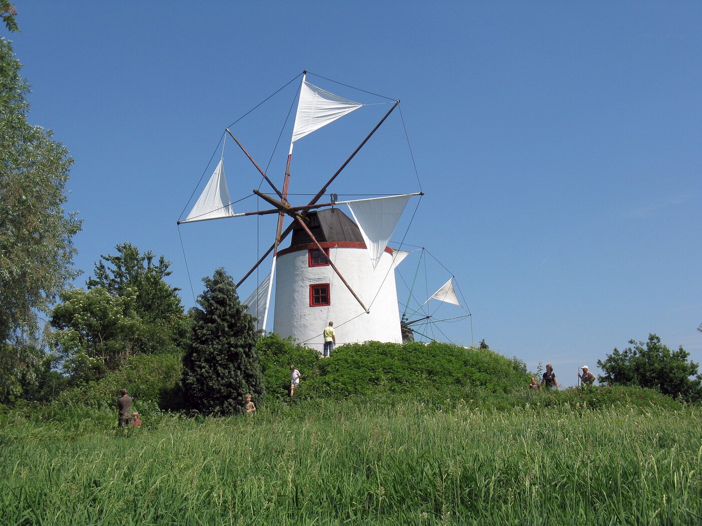 Portugisische Mühle mit Besuchern im Mühlenmuseum Gifhorn.