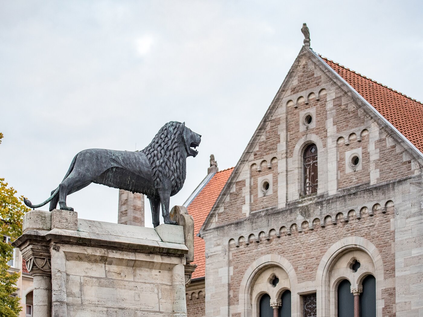 Blick auf das Löwendenkmal vor der Burg Dankwarderode in Braunschweig.