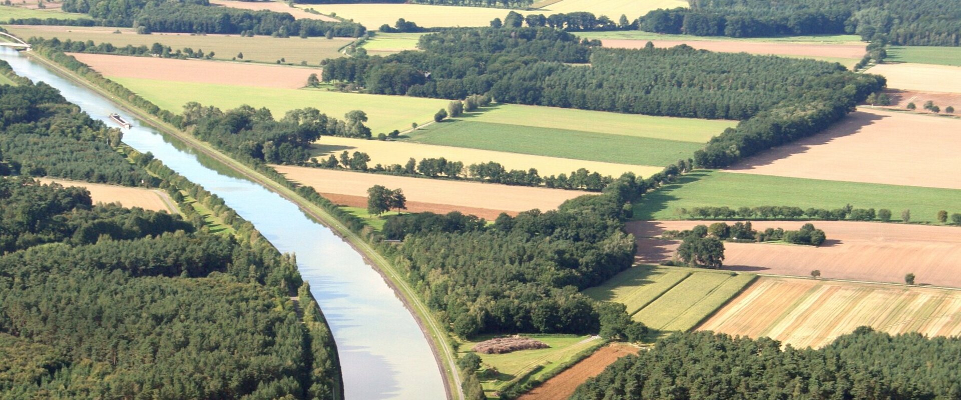 Luftbild von einem Teil des Landkreises Uelzen - Felder, Wiesen, Wälder und im Mittelpunkt der Elbe-Seitenkanal