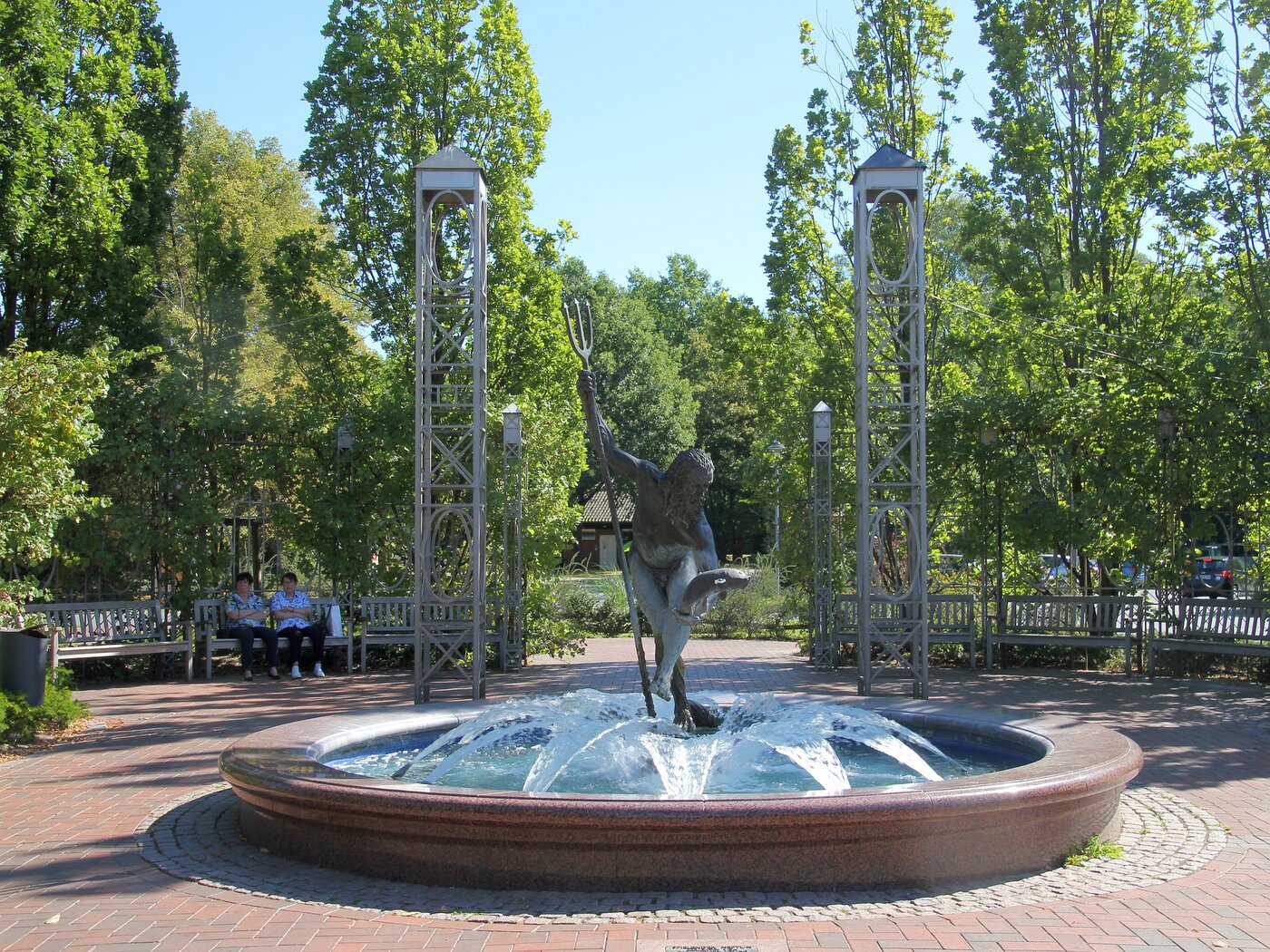 Der sprudelnde Neptunbrunnen im Kurpark in Bad Bevensen.